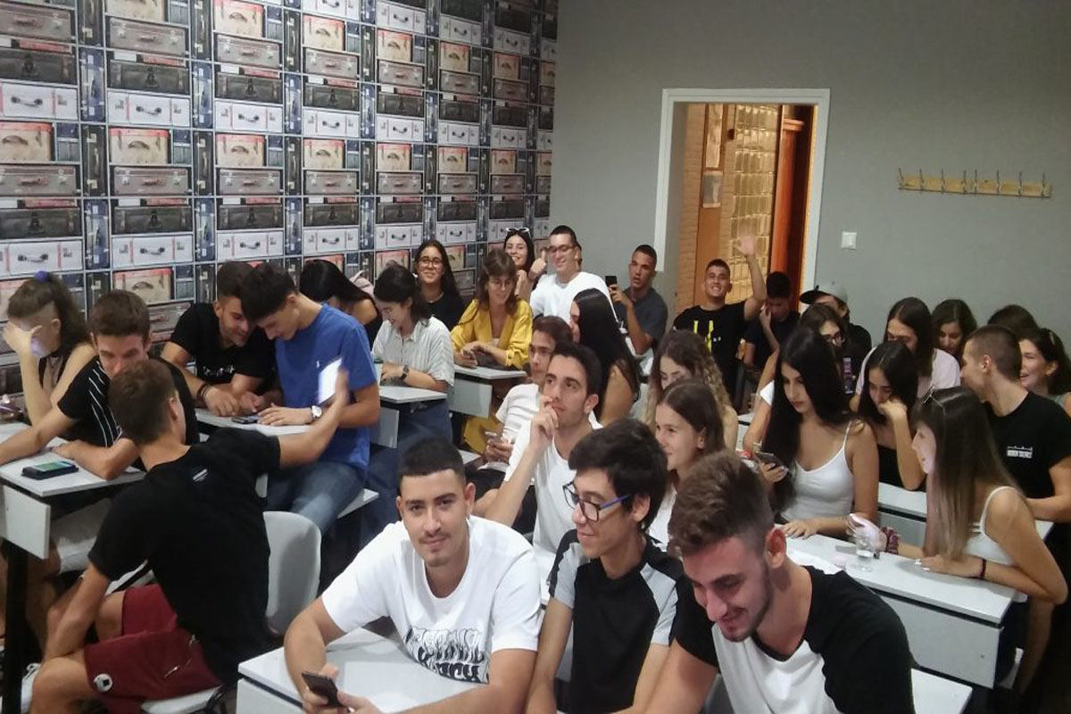 oti katalavevoume to agapame to mathenoume kai to ekselisoume